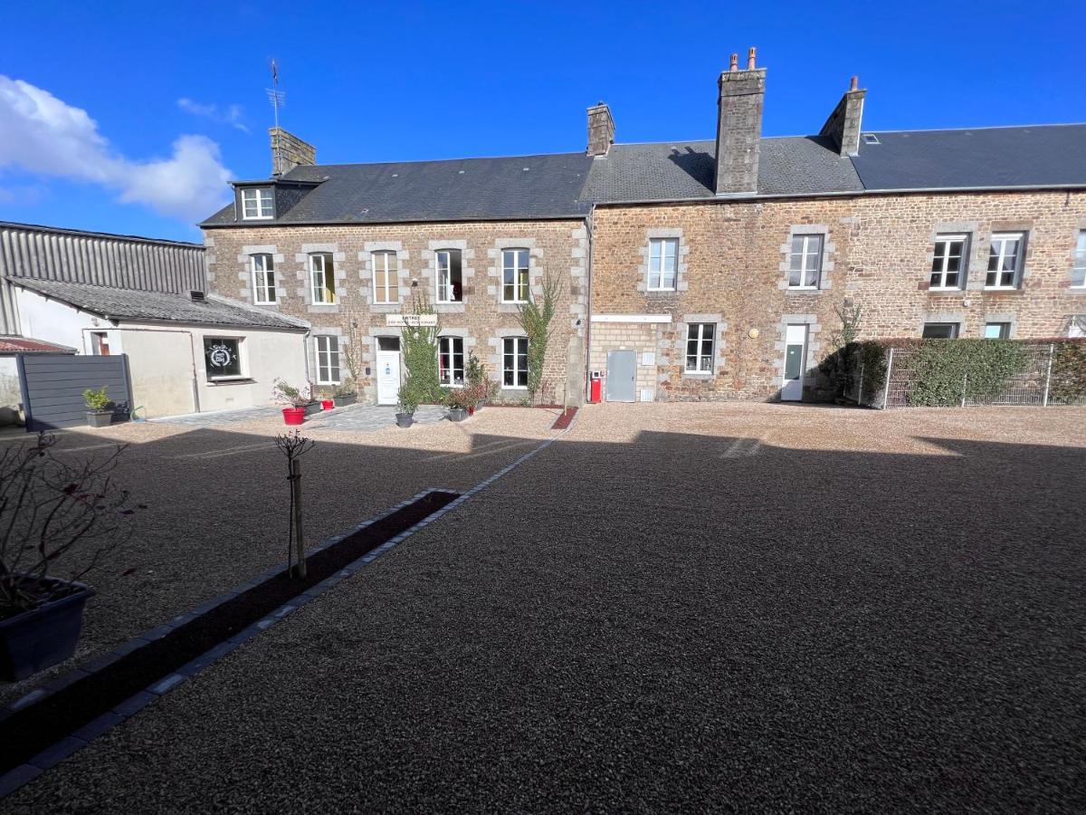 Au Pere Tranquille Hotel Tinchebray-Bocage Exterior foto