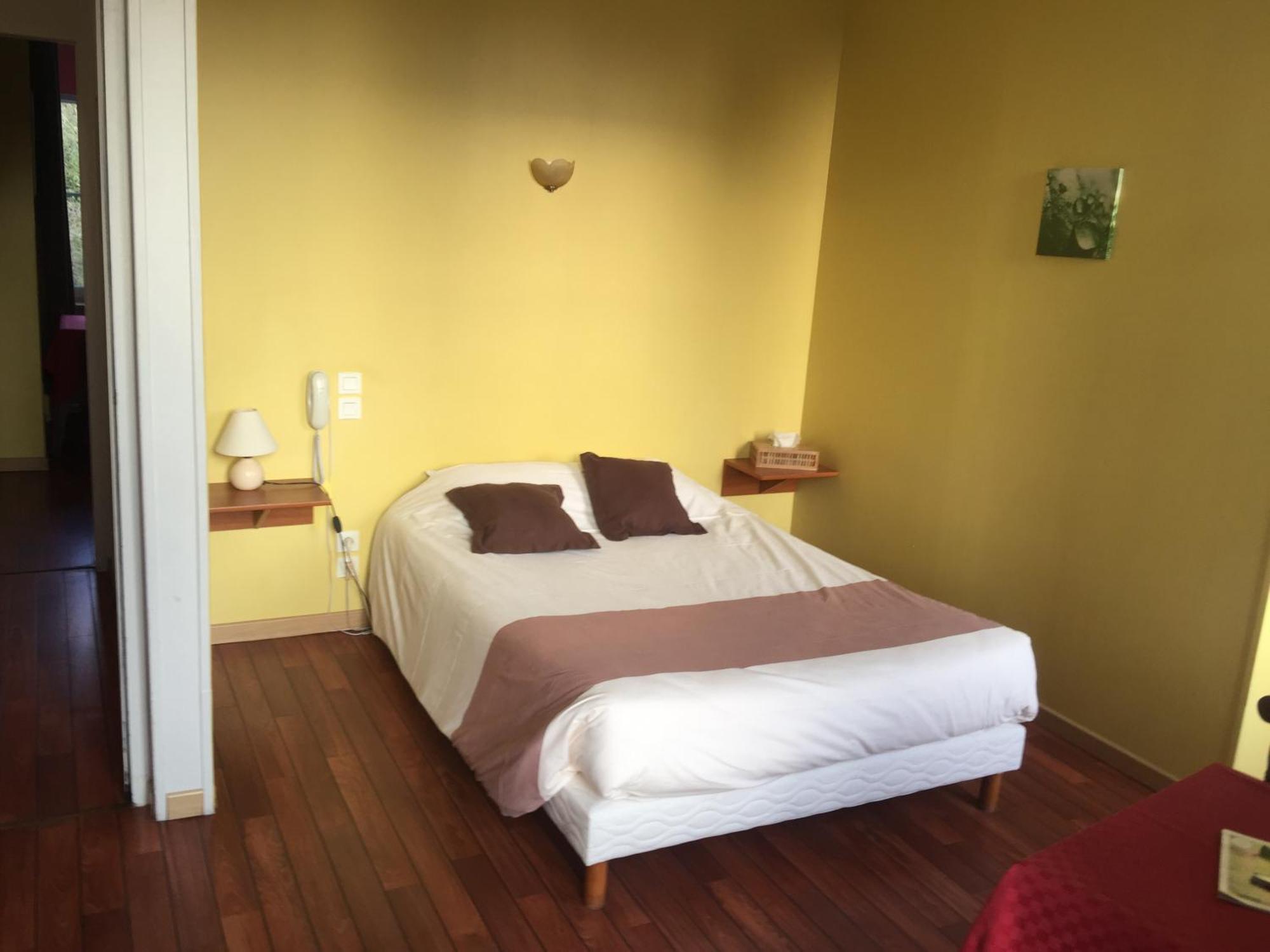 Au Pere Tranquille Hotel Tinchebray-Bocage Exterior foto