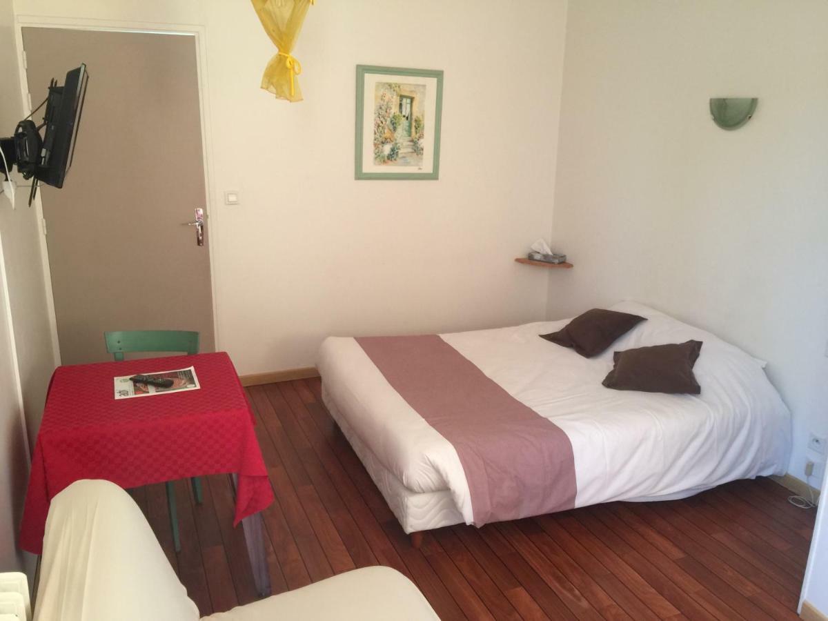 Au Pere Tranquille Hotel Tinchebray-Bocage Exterior foto